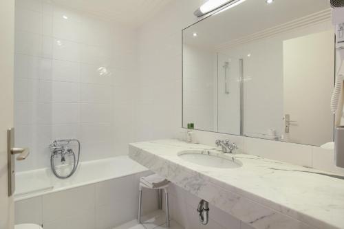 A bathroom at HOTEL DU PRINTEMPS