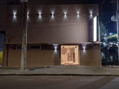 un edificio con una porta su una strada di notte di Piemont Hotel a Curitiba