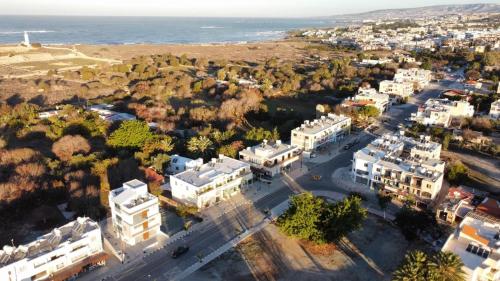 una vista aerea di una città con edifici bianchi e l'oceano di Dream- Downtown-Studios a Paphos