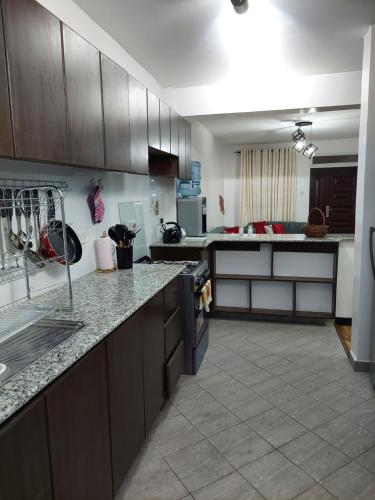 Una cocina o kitchenette en Emani Luxury Condo