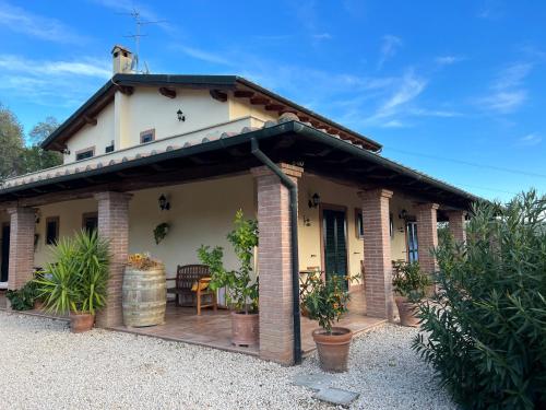 Casa con porche y patio en Casale Terre Rosse, en Saturnia