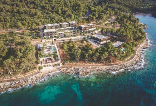 een luchtzicht op een resort op het water bij Maslina Resort in Stari Grad