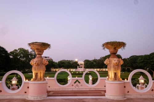 um par de estátuas umphited em um parque à noite em Rajmahal Palace RAAS em Jaipur