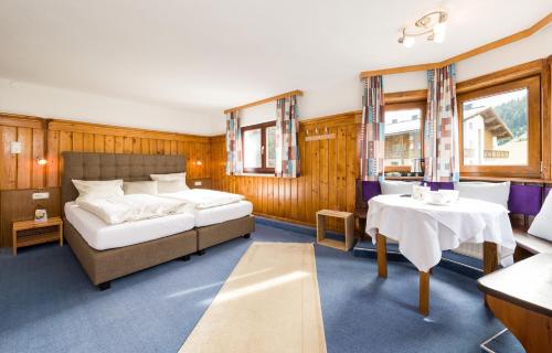 A bed or beds in a room at Gästehaus Zugspitzblick