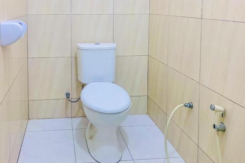 a bathroom with a white toilet in a stall at Lesehan Cahaya Tetebatu Inn Syariah at Desa Wisata in Tetebatu