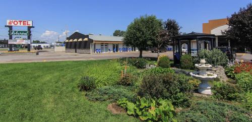 un parque con una fuente en medio de una ciudad en Motel Roberval, en Roberval