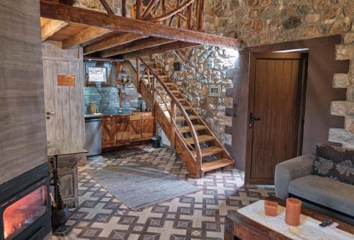 ein Wohnzimmer mit einer Holztreppe in einem Haus in der Unterkunft oneiropagidasuites in Kalavryta