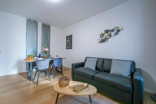 Un lugar para sentarse en Boutique Apartments - Happy Rentals