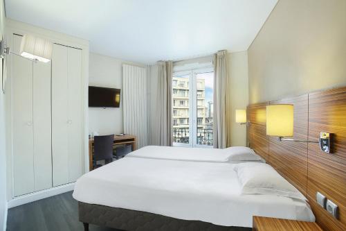 Cama ou camas em um quarto em Hotel Gabriel Issy Paris