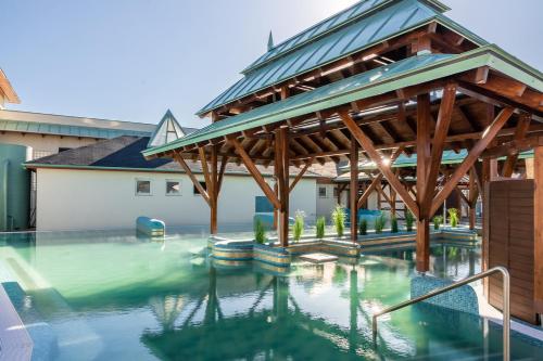 Басейн в Thermal Hotel Mosonmagyarovar або поблизу