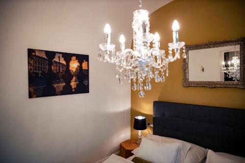 um lustre numa sala de estar com um sofá em Silvie Apartments - Blažejský em Olomouc