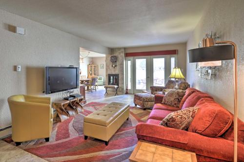 un soggiorno con divano e TV di Grand Junction Golf Course Condo with Balconies a Grand Junction