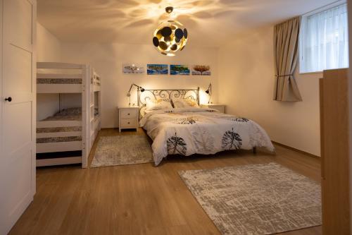 1 dormitorio con 1 cama y 1 cuna en Casa Alice Ascona, appartamento di vacanza., en Ascona