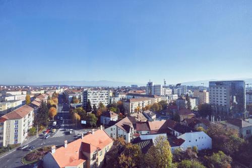 une vue aérienne sur une ville avec des bâtiments dans l'établissement MyContinental Sibiu, à Sibiu