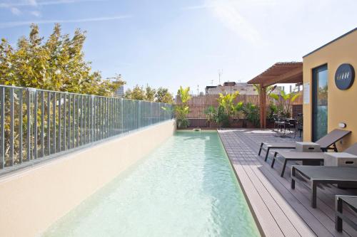 Swimmingpoolen hos eller tæt på Niu Barcelona Hotel