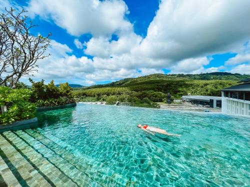 Sundlaugin á Ramada Plaza by Wyndham Chao Fah Phuket eða í nágrenninu