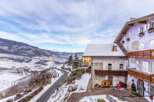 Aussicht vom Balkon eines Hauses im Schnee in der Unterkunft Appartamenti Decarli in Spormaggiore