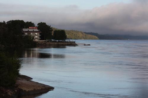 Naturlandskabet i nærheden af motellet