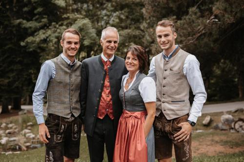 un grupo de tres hombres y una mujer posando para una foto en Patteriol Apart-Hotel-Garni, en Sankt Anton am Arlberg