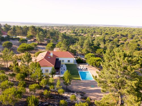 eine Luftansicht eines Hauses mit Pool in der Unterkunft Herdade de Montalvo - Comporta in Comporta