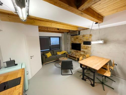 uma sala de estar com uma mesa e um sofá em König Albert Industrie Loft em Bitterfeld