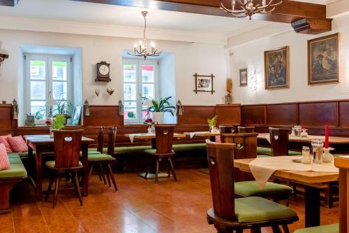 a restaurant with tables and chairs in a room at Hotel Zimmerbräu in St. Wolfgang