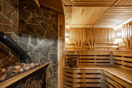 a sauna with a wooden floor and wooden walls at Emerald House in Mykulychyn