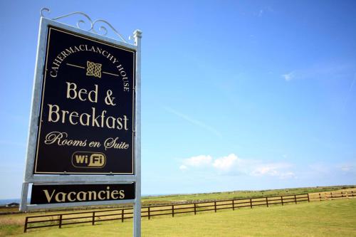 un cartello per un bed and breakfast in un campo di Cahermaclanchy House B&B a Doolin