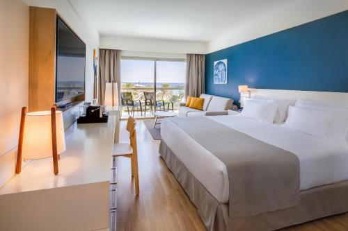 Tempat tidur dalam kamar di Barceló Fuerteventura Mar