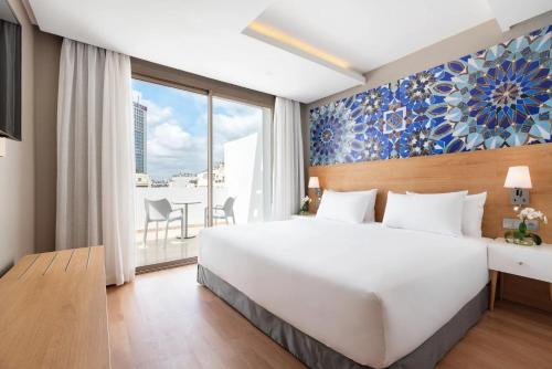 Tempat tidur dalam kamar di Mid Town Hotel Casablanca