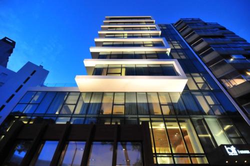 un edificio alto con molte finestre di BIT Design Hotel a Montevideo