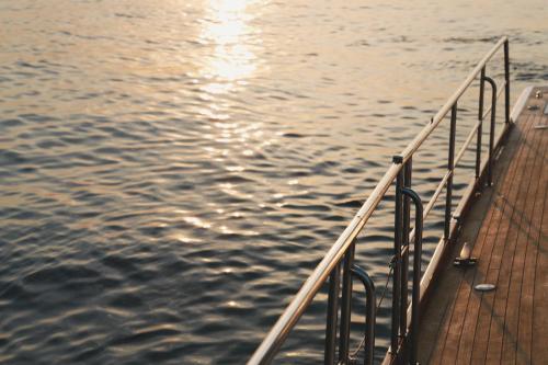 un muelle de madera junto a un cuerpo de agua en Boston Harbor Hotel, en Boston