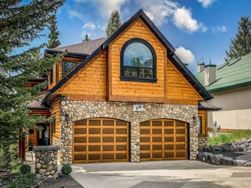 una casa con dos puertas de garaje y una ventana en Blanchard Mountain BnB, en Canmore