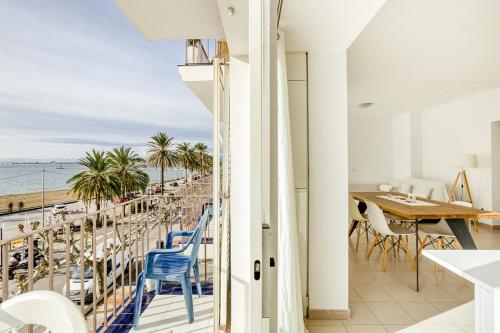 a dining room with a view of the beach at Apartamento Roses Playa in Roses