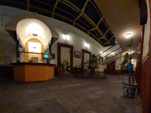 Habitación grande con un edificio con un arco en Hotel Centro Historico, en Puebla