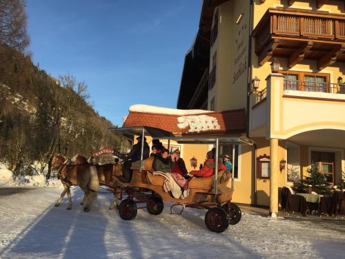 ゴールデックにあるHotel Seeblickの雪馬車一団