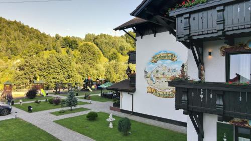 um edifício com um mural ao lado em Brandeberg Pension & Restaurant em Bran