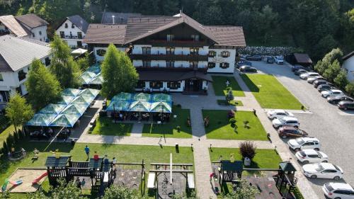 uma vista aérea de um edifício com estacionamento em Brandeberg Pension & Restaurant em Bran