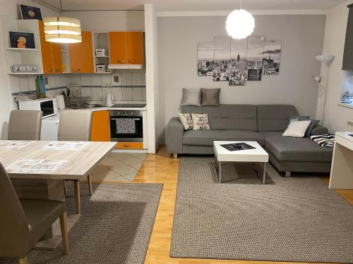 sala de estar con sofá y mesa en Apartman Luna near Zagreb Airport, en Velika Gorica