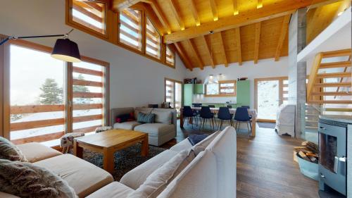 Posedenie v ubytovaní Modern chalet surrounded by nature in Vercorin