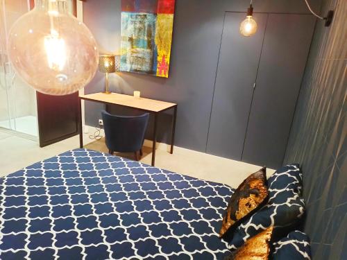 Una cama o camas en una habitación de Studio Chaleureux