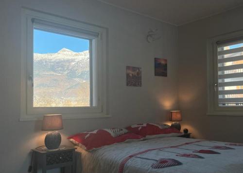 um quarto com uma cama e vista para uma montanha em Villa Kate alloggio ad uso turistico VDA Gressan 0161 em Aosta