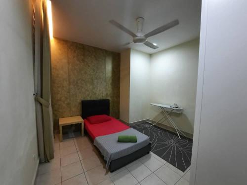 1 dormitorio con 1 cama y ventilador de techo en HillTree Homestay Putrajaya, en Putrajaya