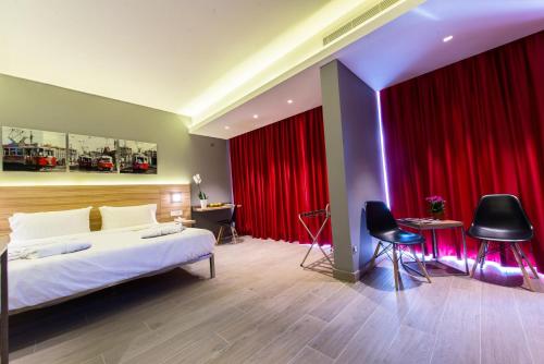 um quarto com uma cama e uma cortina vermelha em Caramel Boutique Hotel em Beirute