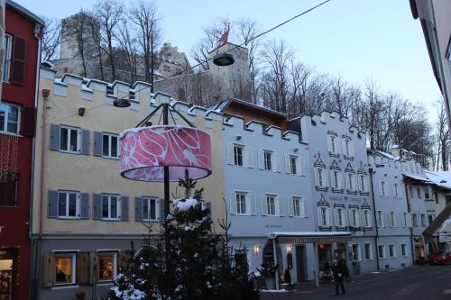 uma rua com uma árvore de Natal em frente a um edifício em Hotel Krone em Brunico