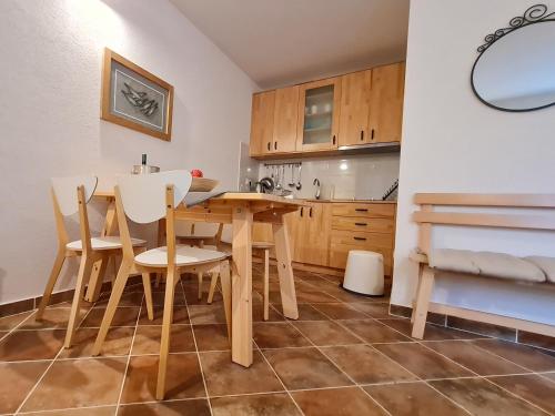 una cucina con tavolo e sedie in legno di Sweet House and Apartment a Rovigno (Rovinj)