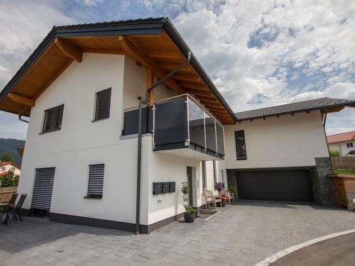 Casa blanca con balcón y garaje en Ferienwohnungen Mountainfloor - Chiemgau Karte, en Inzell