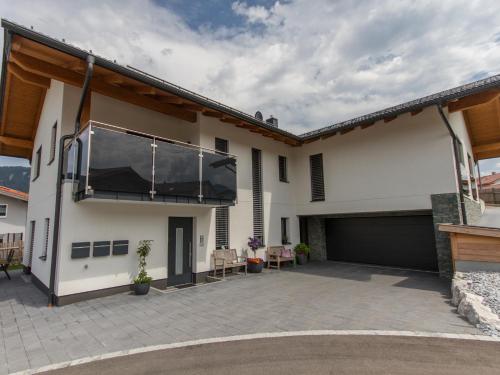 Casa blanca con entrada grande en Ferienwohnungen Mountainfloor - Chiemgau Karte, en Inzell