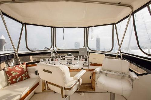 Un lugar para sentarse en 2BR Spacious & Comfy 43' Yacht - Heat & AC - On the Freedom Trail - Best Nights Sleep