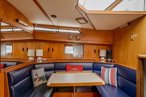 Un lugar para sentarse en 2BR Spacious & Comfy 43' Yacht - Heat & AC - On the Freedom Trail - Best Nights Sleep